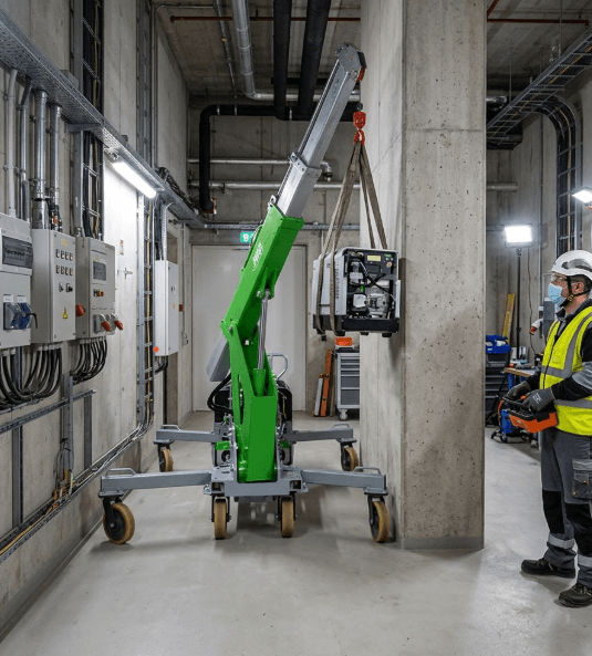 mini grue électrique JMG GREENLIFTER 0.9T dans un local technique